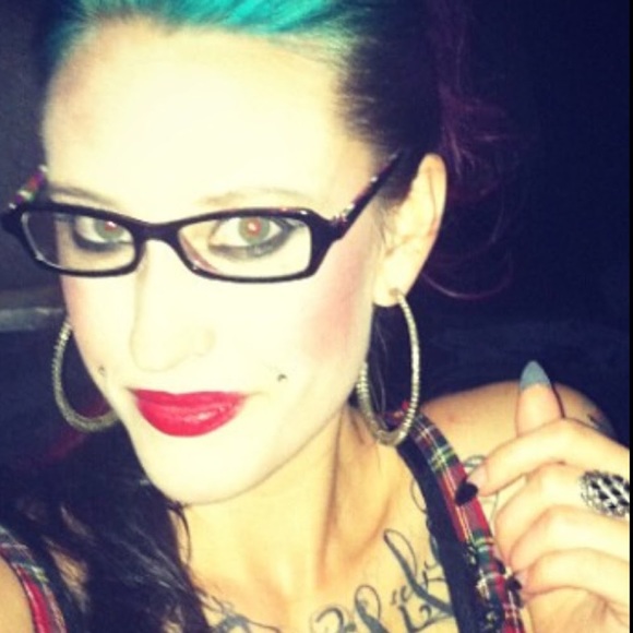 Meet your Posher, Brooke - Picture 1 of 1